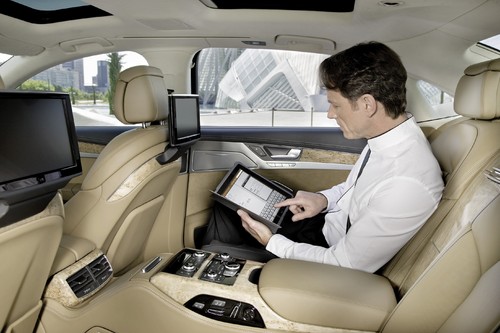 Audi A8: Auch externe Geräte lassen sich über Bluetooth und UMTS in Auso einbinden und öffnen den Weg ins Internet.