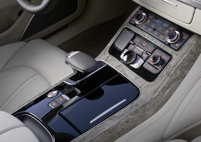 Audi A8: Der Wählhebel der Automatik dient gleichzeitig als Handauflage für die Bedienung des MMI und des Touchpads.