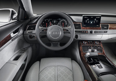 Audi A8: Die umlaufende Verkleidung lässt den Innenraum als geschlossenes Ganzes wirken.