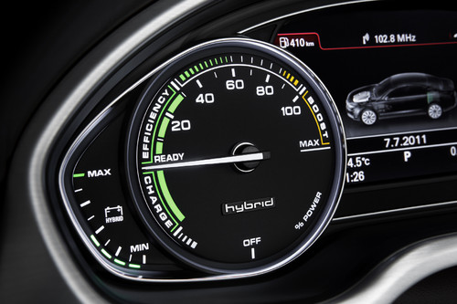 Audi A8 Hybrid: Statt Drehzahl- ein Powermesser.