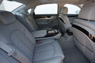 Audi A8 L: 13 Zentimeter mehr Raum für die hinteren Passagiere.