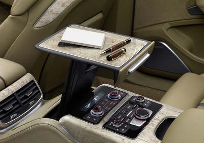 Audi A8 L mit Schreibtisch und kompletter Steuerung für Lüftung, Klima, Navigation und Infotainment.