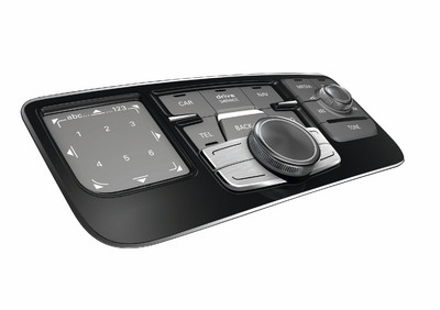 Audi A8: MMI mit Touchpad, auf dem man mit dem Finger schreiben kann - für Telefon- und Navibedienung.