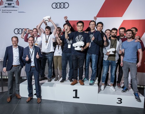 Audi Autonomous Driving Cup 2017: Peter Mertens, Vorstand für Technische Entwicklung (links) mit den Gewinnern vom Team "AFILSOP" der Universität Ilmenau.