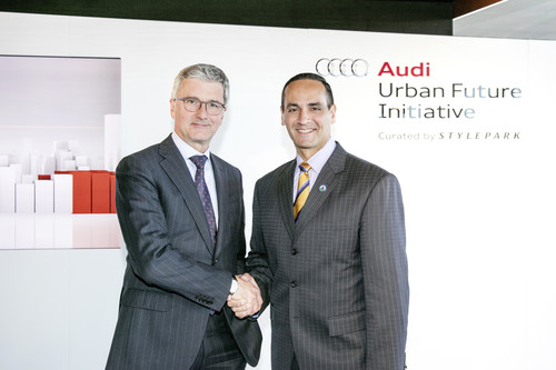 Audi-Chef Rupert Stadler (l.) und Bürgermeister Joseph A. Curtatone unterzeichneten am Rande des Smart City Expo World Congress in Barcelona ein „Memorandum of Understanding“.