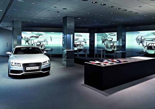 Audi City: Der erste digitale Showroom der Marke öffnet heute in London nahe des Piccadilly Circus. Auf kompaktem Raum präsentiert sich hier die gesamte Modellvielfalt der Marke vollständig digital.