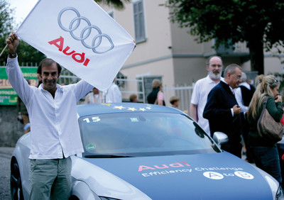 &quot;Audi Efficiency Challenge A to B&quot;: Audi-Werksfahrer Emanuela Pirro winkt die Teilnehmer in Bée ab.
