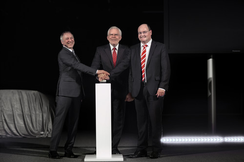 Audi-Entwicklungsvorstand Prof. Dr. Ulrich Hackenberg (Mitte), Elektrik- und Elektonikentwicklungsleiter Ricky Hudi (rechts) und Dr. Wolfgang Huhn (links), Leiter der Entwicklungs-Abteilung Licht/Sicht, geben den Start frei für den größten befahrbaren Lichtkanal Europas. 