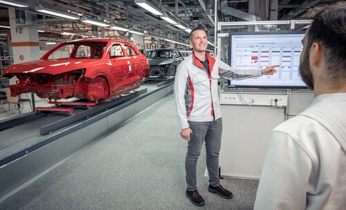 Audi erprobt in der Lackiererei ein Arbeitszeitmodell mit flexiblerer Schichtarbeit (v.l.): Koordinator Michael Kusber bespricht mit dem Auszubildenden Sirac Cilhoroz seine nächsten Einsätze als Springer.