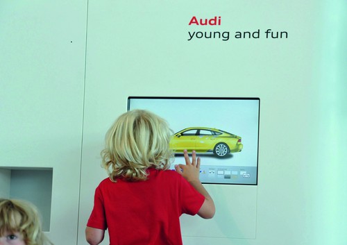 Audi-Forum Neckarsulm: Fingermalen in der Kleinkinderzone.