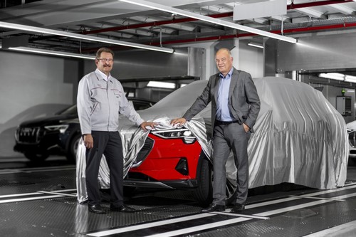 Audi hält sich noch bedeckt: Produktions- und Logistikvorstand Peter Kössler, auch Verwaltungsratsvorsitzender von Audi Brussels (rechts), und Patrick Danau, Sprecher der Geschäftsführung in Brüssel, mit dem ersten e-Tron aus Großserienfertiung.