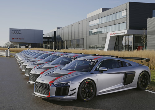 Audi hat die ersten R8 LMS GT4 an Motorsportkunden übergeben.