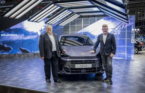 Audi Hungaria-CEO Alfons Dintner (l.) und Cupra-CEO Wayne Griffiths enthüllen den Cupra Terramar.