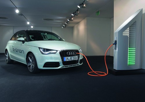 Audi lädt die Batterie des E-tron künftig mit Öko-Strom, der auf dem Werkgelände in Ingolstadt durch Sonnenkraft erzeugt wird.