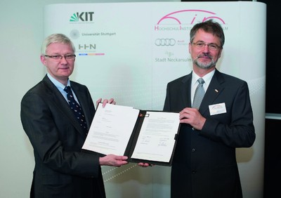 Audi-Personalvorstand Dr. Werner Widuckel (links) und Prof. Dr. Jürgen Schröder, Rektor der Hochschule Heilbronn, unterzeichneten den Vertrag zur Zusammenarbeit.