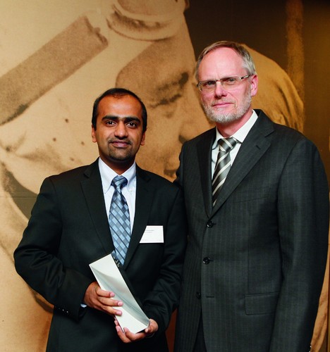 „Audi Production Award“: Produktionsvorstand Frank Dreves (rechts) überreichte Sushrut Pavanaskar (links) von der University of California die Auszeichnung.