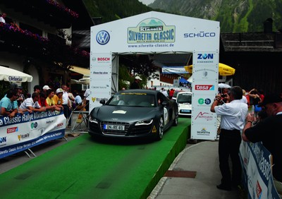 Audi R 8 E-tron beim Start der „Silvretta E-Auto Rallye Montafon 2010“.