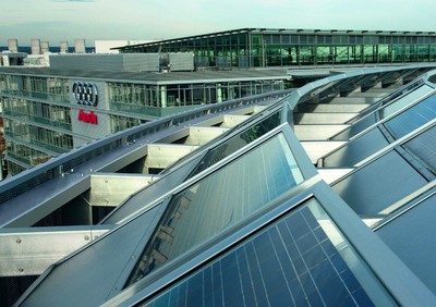 Audi setzt an seine Standorten auf regenerative Energie: So sind auf den Dächern am Stammsitz Ingolstadt Photovoltaik-Module auf einer Fläche von 11 600 Quadratmetern installiert.