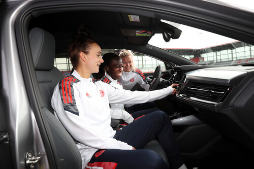 Audi sponsert nun auch das Frauenfußball-Team des FC Bayern München. Die Spielerinnen des FCB (v.l.): Lina Magull, Vivian Asseyi und Hanna Glas. 