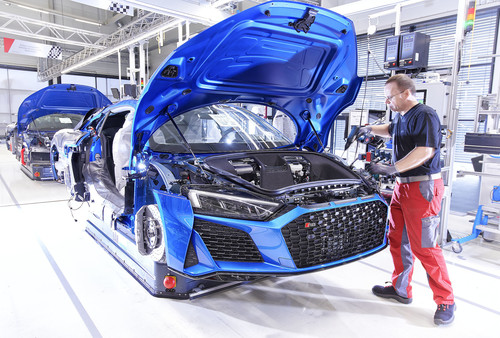 Audi-Sport-Manufaktur „Böllinger Höfe“: Einbau des Kofferraums in den R8.