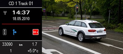 Audi Travolution: Das Zentraldisplay zeigt an, dass die Ampel in 33 Sekunden wieder auf Grün geschaltet wird.