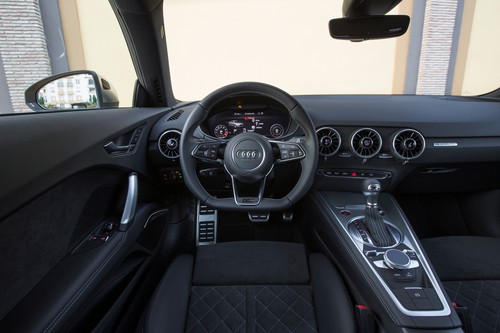 Audi TTS 2.0 TFSI Quattro: Das komplette Cockpit wurde auf den Fahrer ausgerichtet. Die Einstellung für Klima, Lüftung und Sitzheizung sitzt zentral in den Lüftern.
