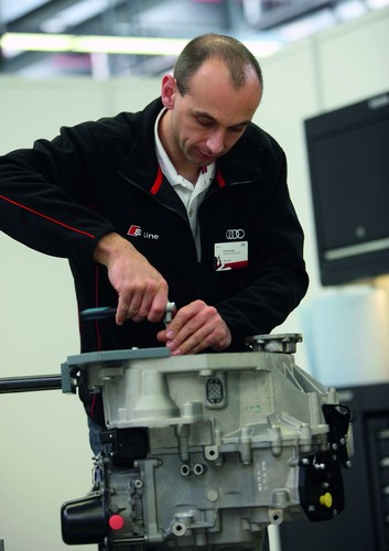 Audi Twin Cup 2011: Ein Techniker bei der Erneuerung der Doppelkupplung eines S-tronic-Getriebes.