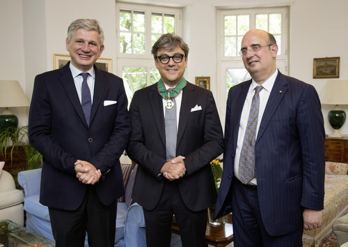 Audi-Vertriebs- und Marketingsvorstand Luca de Meo (Mitte) mit Italiens Botschafter Pietro Benassi und Generalkonsul Filippo Scammacca del Murgo e dell‘ Agnone (rechts).
