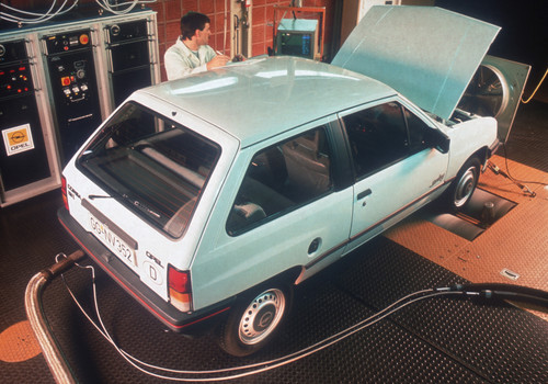 Auf dem Abgasprüfstand untersuchten Opel-Ingenieure Ende der 80er-Jahre die Schadstoffemissionen verschiedener Motorkonzepte. Der geregelte Katalysator reduziert die Schadstoffmengen auf rund ein Zehntel. 
