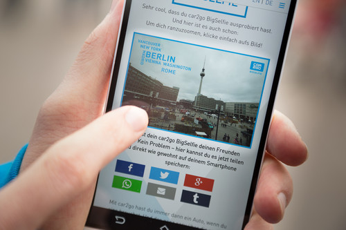Auf dem Berliner Alexanderplatz können Passanten mit ihrem Smartphone ein „Car2go Big-Selfie“ vor der Weltzeituhr schießen.