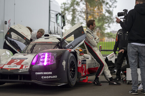 Auf dem Weg zur Sonderausstellung „The Porsche Success Story at Le Mans” in der Autostadt: Timo Bernhard am 919 Hybrid.
