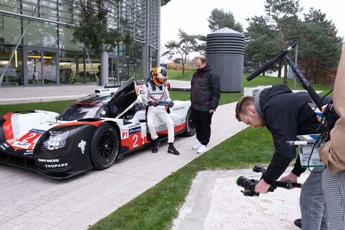 Auf dem Weg zur Sonderausstellung „The Porsche Success Story at Le Mans” in der Autostadt: Timo Bernhard und der 919 Hybrid.