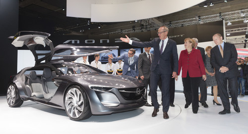 Auf der IAA: Vorstandsvorsitzender Karl-Thomas Neumann (links) und Aufsichtsratschef Steve Girsky zeigen Bundeskanzlerin Angela Merkel den Opel Monza Concept.