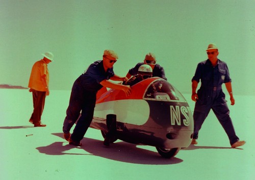 Auf der NSU Delphin III fuhr Wilhelm Herz 1956 auf einem Salzsee im US-Bundesstaat Utah mit 339 km/h zum Geschwindigkeits-Weltrekord.