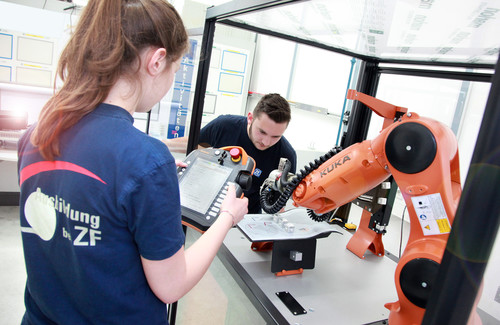 Auf speziellen Lerninseln lernen ZF-Auszubildende in Friedrichshafen den Umgang mit Industrierobotern.