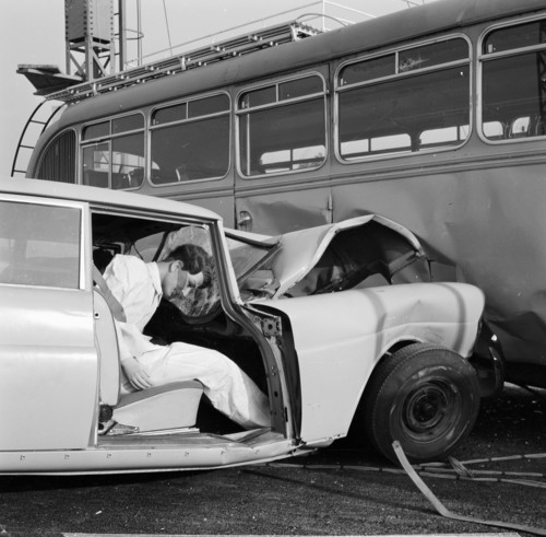 Aufprallversuch im Mercedes-Werk Sindelfingen mit einem Typ 220 Sb mit einer Geschwindigkeit von 86 km/h auf einen Omnibus (1962). Die Oberklasse-Baureihe W 111 (1959 bis 1965) war das weltweit erste Fahrzeug mit Sicherheitskarosserie.