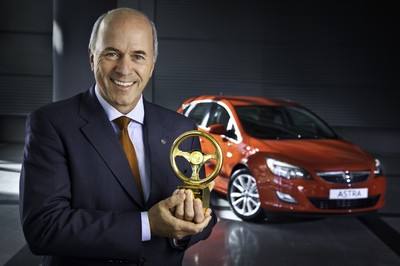 Aufsichtsratschef Carl-Peter Forster nahm das Goldene Lenkrad für den Opel Astra entgegen.