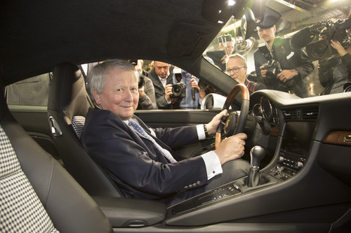 Aufsichtsratsvorsitzender Dr. Wolfgang Porsche im einmillionsten 911.