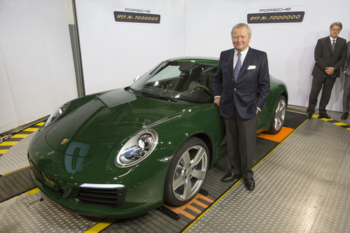 Aufsichtsratsvorsitzender Dr. Wolfgang Porsche mit dem einmillionsten 911.