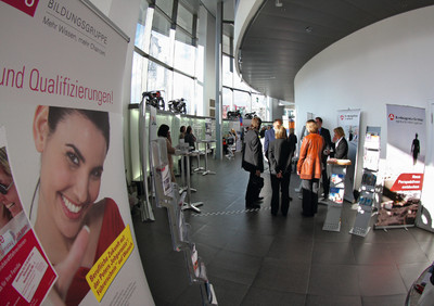 Auftakt zu den Bayerischen Weiterbildungstagen 2010: Im Audi-Froum Ingolstadt führt eine begleitende Ausstellung durch das Thema.