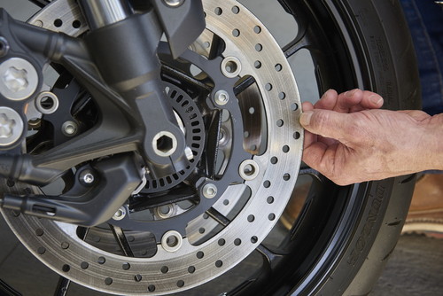 Augen auf beim Kauf eines gebrauchten Motorrads: Bei den Bremsscheiben muss der Verschleiß geprüft werden.