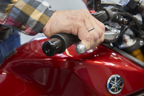 Augen auf beim Kauf eines gebrauchten Motorrads: Lässt sich der Handbremshebel leicht an den Gasgriff heranziehen, stimmt etwas mit dem Bremssystem nicht.