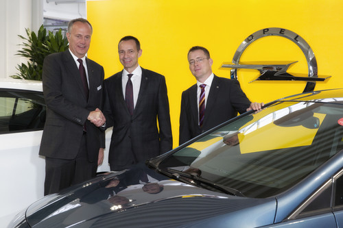 Aurego-Geschäftsführer Hans-Joachim Flohr (links) und Opel-Deutschland-Chef Jürgen Keller bei der Eröffnungsfeier in Remscheid.