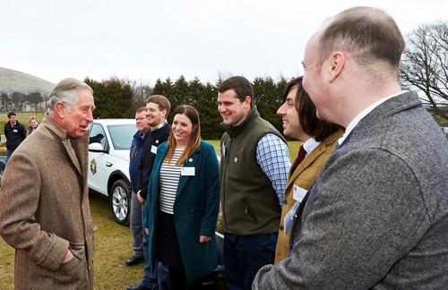Aus Anlass des 70. Geburtstags von Prinz Charles (links) werden rund 250 Mitarbeiter von Jaguar Land Rover als Freiwillige 70 Wohltätigkeitsprojekte seiner Königlichen Hoheit unterstützen.