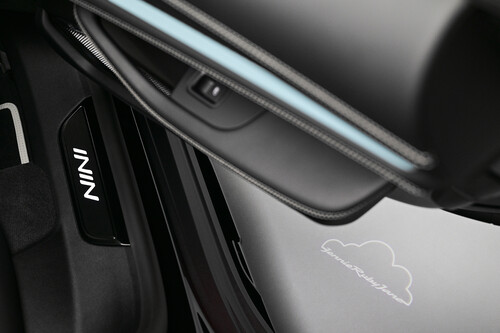 Aus dem Sonderwunschangebot des Sportwagenherstellers: Porsche Taycan 4S Cross Turismo für Jennie Ruby Jane. In den hinteren Türeinstiegsleisten steht der beleuchtete Schriftzug mit ihrem Spitznamen „NiNi“.