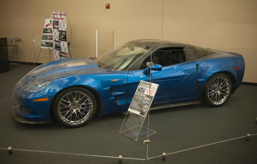 Aus dem Untergrund: Chevrolet Corvette „Blue Devil“ (2009) nach der Bergung.