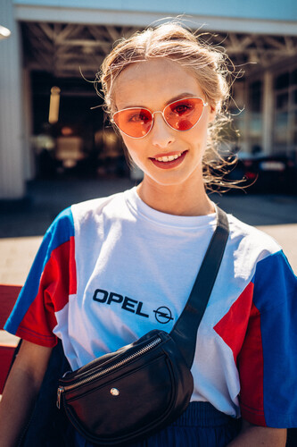 Aus der Opel Collection: Damen-T-Shirt in den Motorsportfarben der Marke.