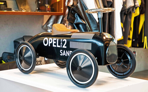Aus der Opel Collection: Rutscherauto im Retro-Stil. 