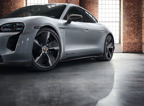 Aus der Porsche-Exclusive-Manufaktur: Taycan Turbo mit 21-Zoll-Exclusive Design-Rädern inklusive Carbon Aeroblades.