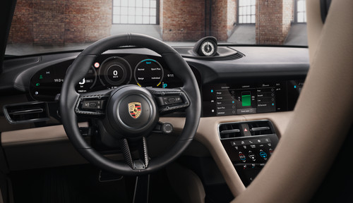 Aus der Porsche-Exclusive-Manufaktur: Taycan Turbo mit Lenkradblende Carbon matt.